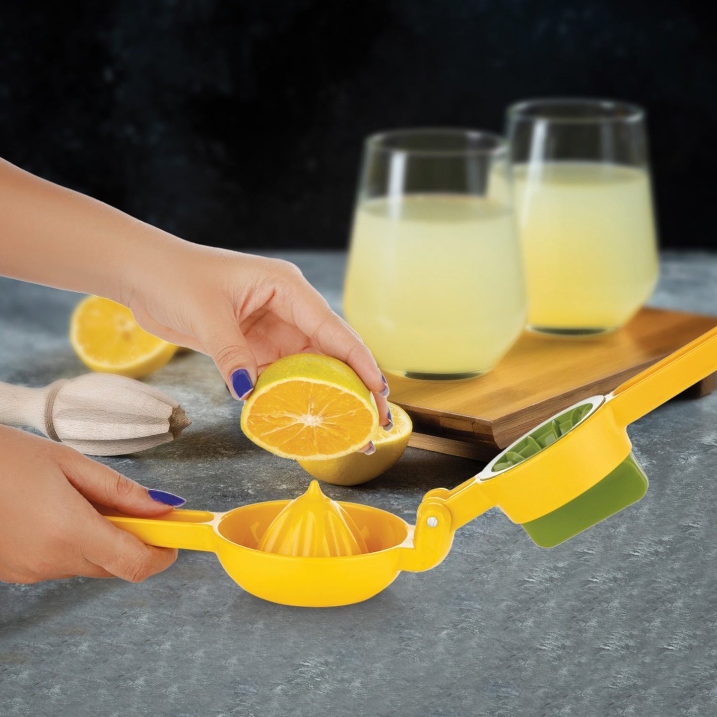 2771 Lemon Squeezer can be taken For Squeezing Lemons For Types Of Food Stuffs