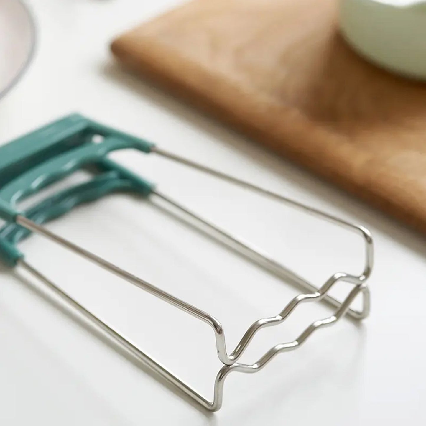 Kitchen tongs with clips for handling plates and bowls