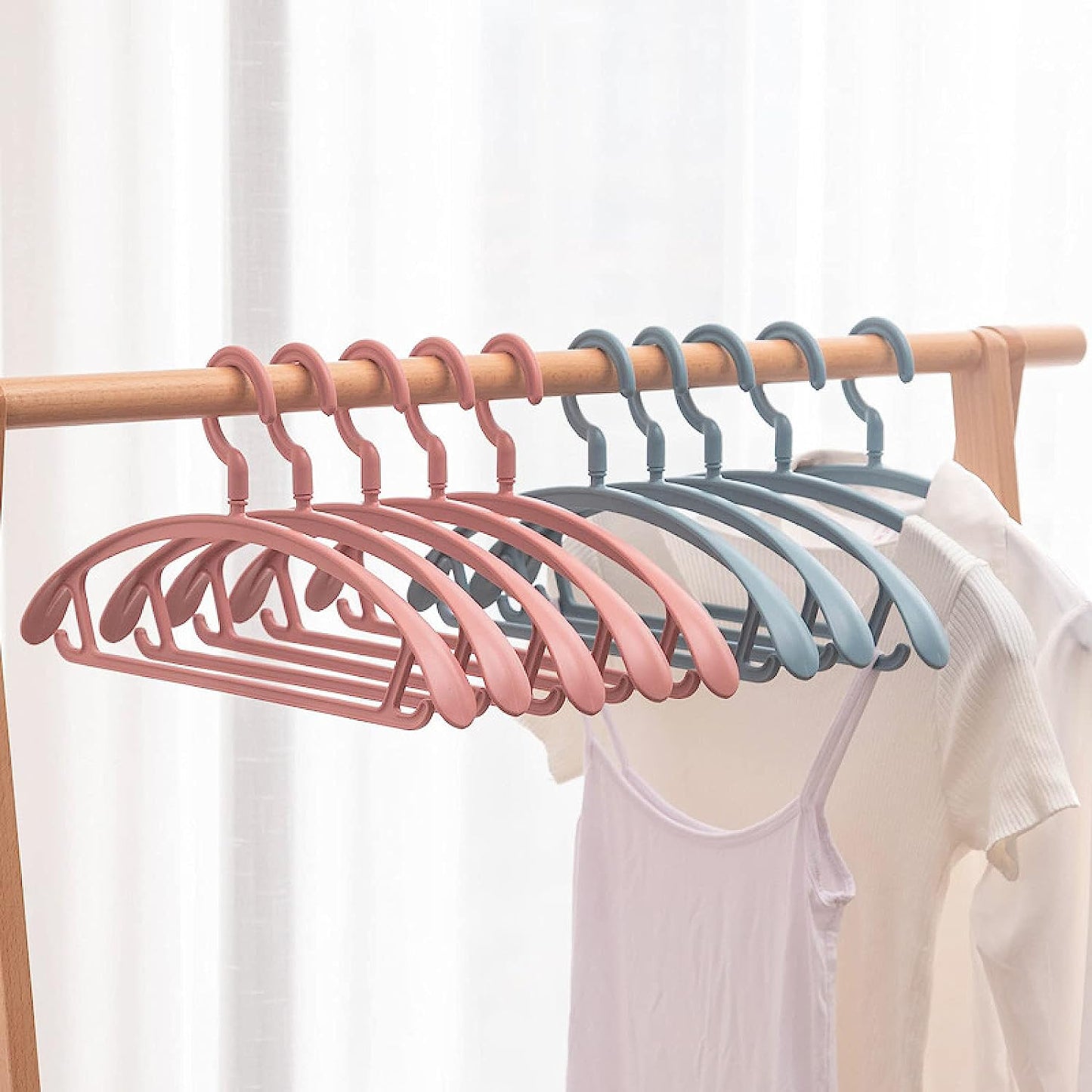 0231 Plastic Hangers, Clothes Hangers - Lightweight Space Saving Hangers - Standard Hangers for Clothes - Durable, Slim & Sleek Hangers (10pc) 