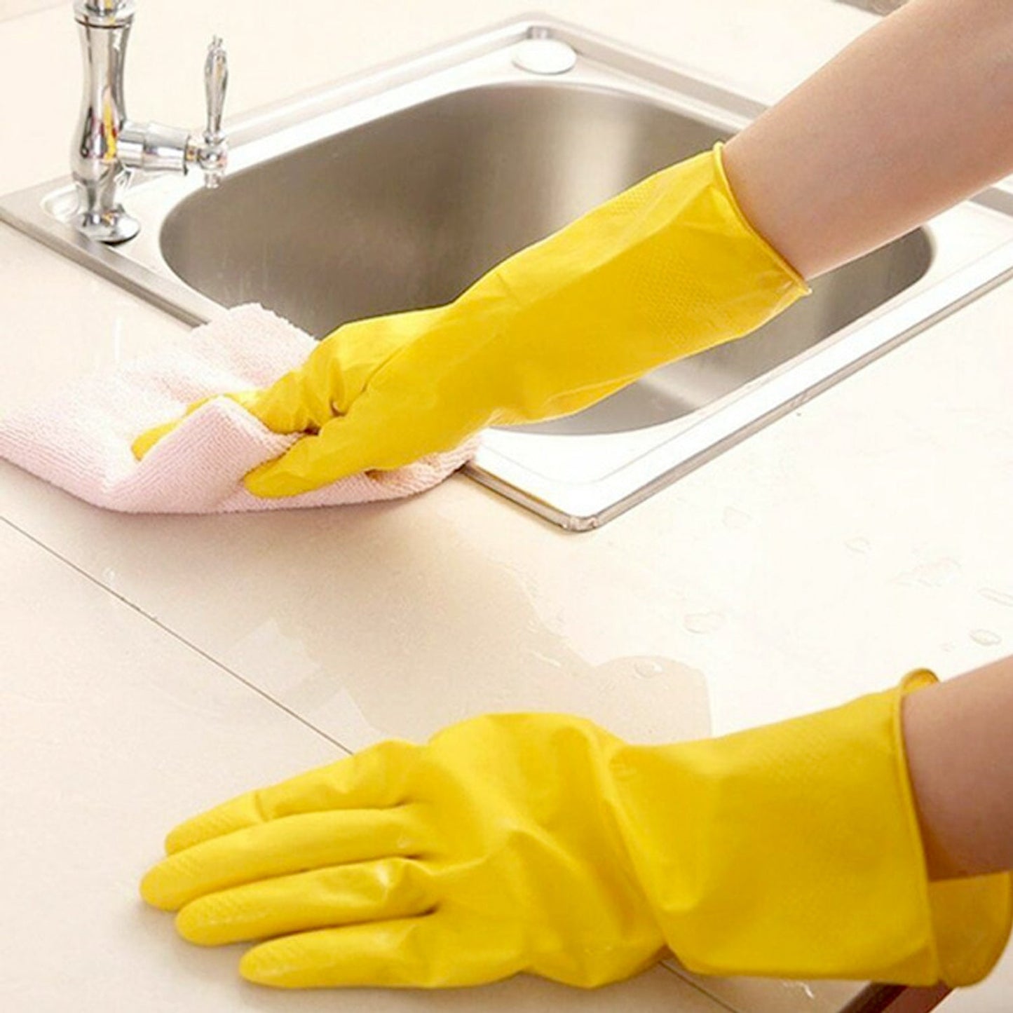 Reusable cleaning gloves made of rubber for household use