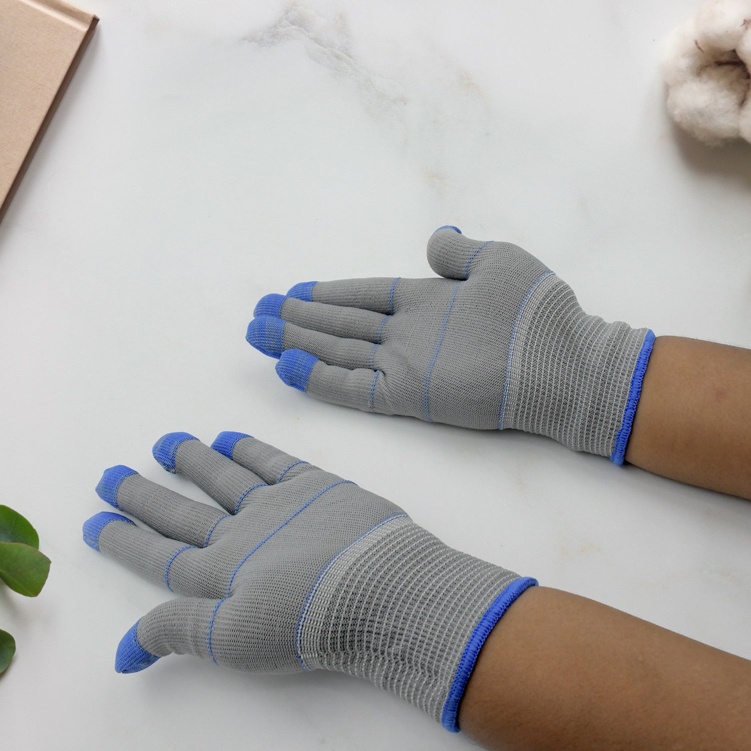 Small cut-resistant gloves with high heat protection