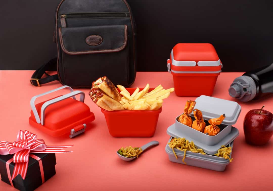 Secure airtight lunch box with convenient handle