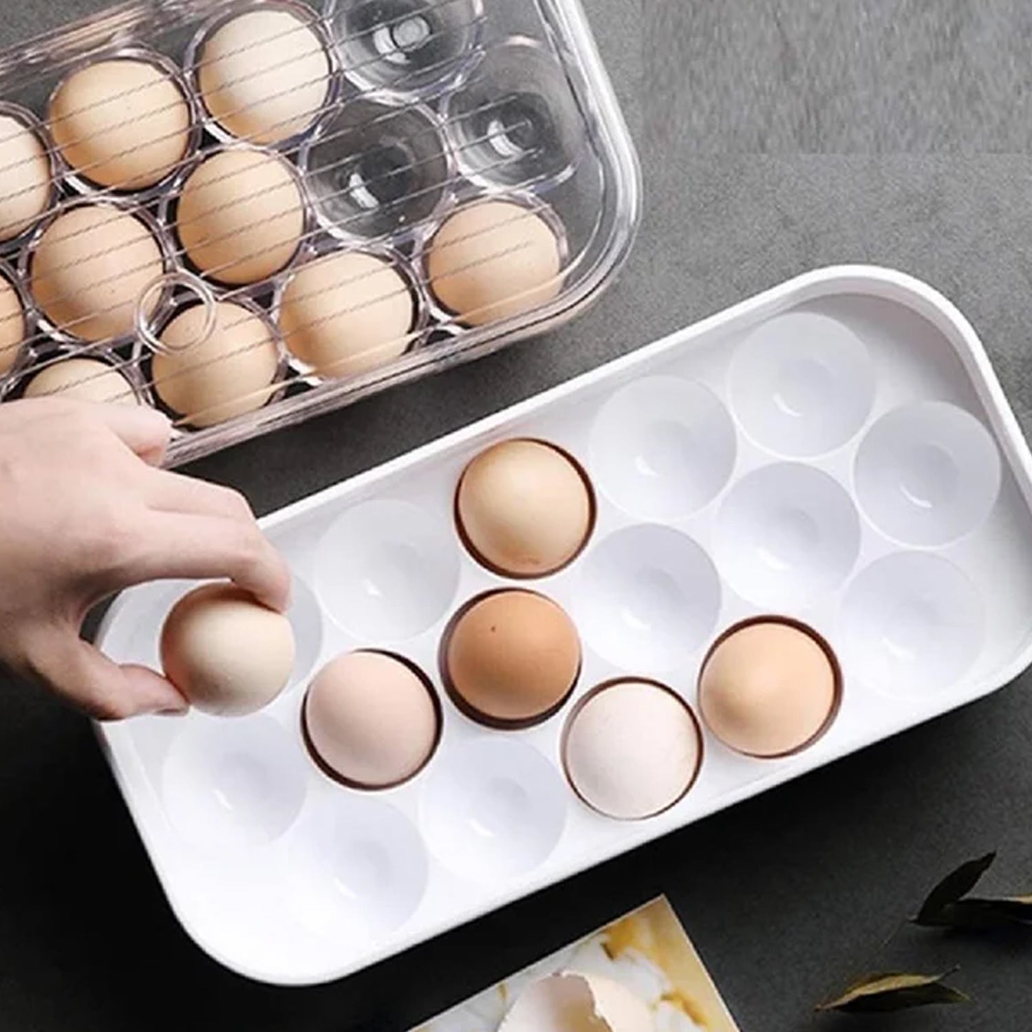 Container with 12 compartments for eggs