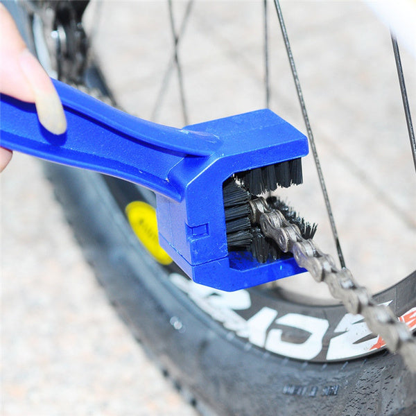 Handheld chain cleaning tool for motorbike maintenance