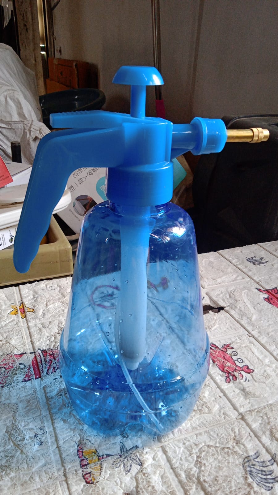 Manual sprayer bottle for gardening, 1.5L.