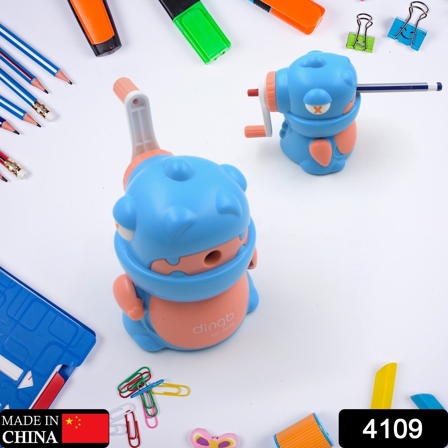 Kids pencil sharpener with removable tray